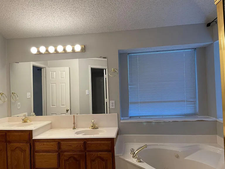 1304 Rosewood Ln — Photo 9