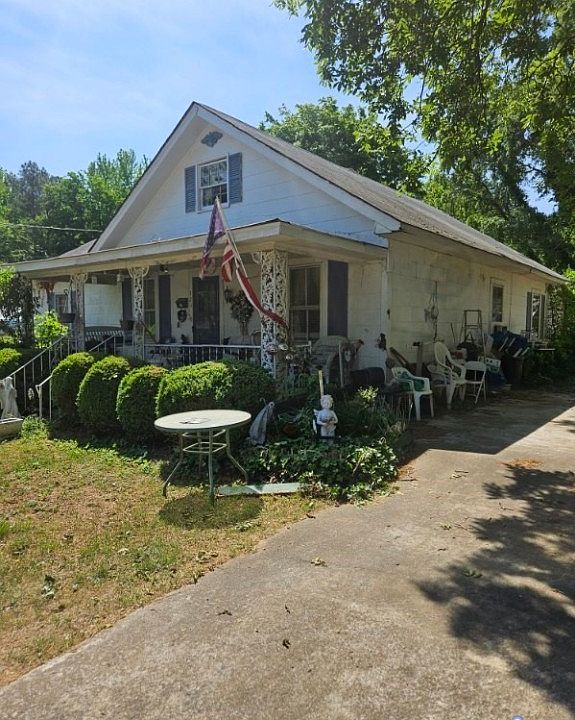 2nd image of 123 Drew St