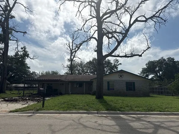 512 High Meadow Dr, Pleasanton, TX 78064