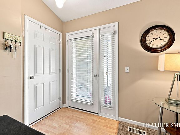 4th image of 5764 Grand Oaks Dr NE