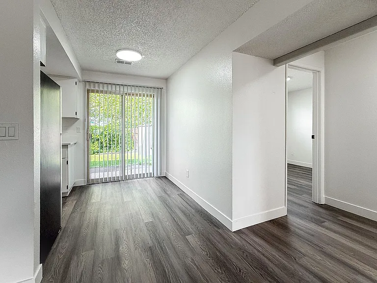 Avalon Court Apartments — Photo 21