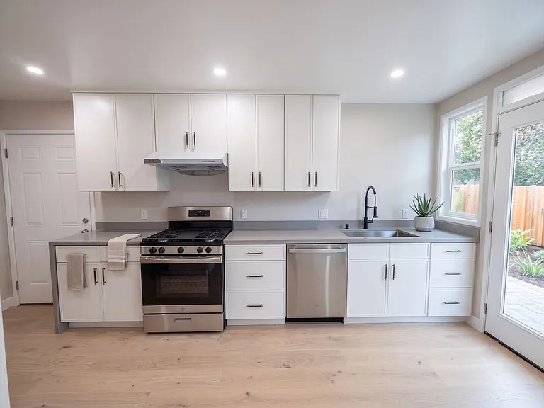 1534 Fernside St — Photo 3