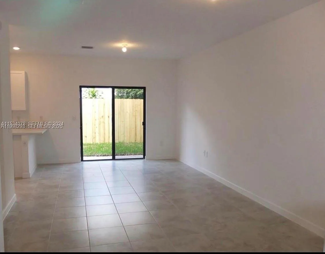 407 Ne 208th Ter - 407 Ne 208th Ter Miami, Fl 33179 — Photo 3