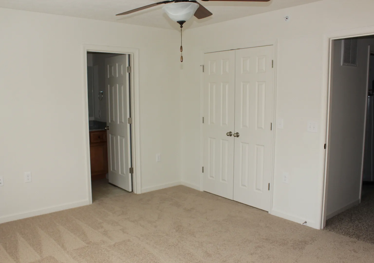 Two Master Suite Apartment Townhouse — Photo 4