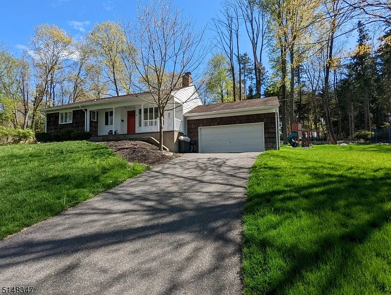 3 bed, 1.5 bath, 1327 sqft, $3,500 — Photo 2