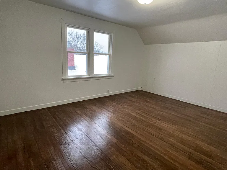 254 Eldred St — Photo 4