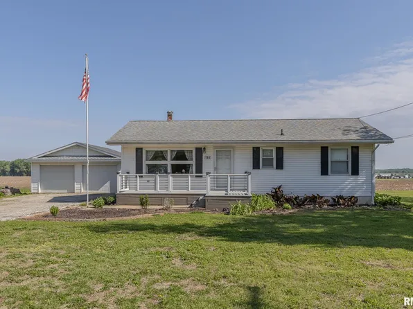 104 E Petersburg St, Oakford, IL 62673