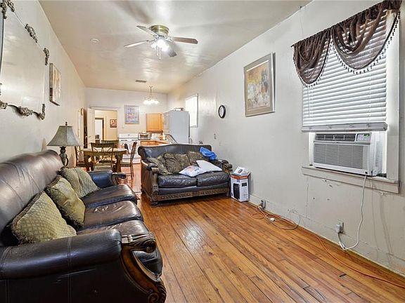 3rd image of 3922 Laurel St