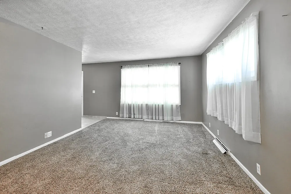 3 bed, 2500 sqft, $1,890 — Photo 2