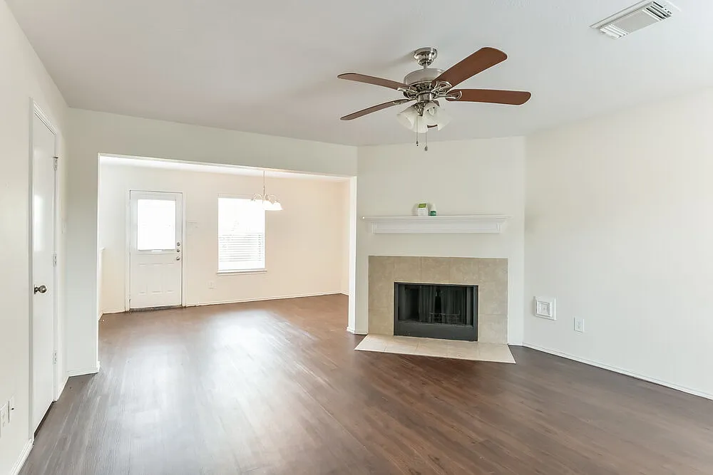 3 bed, 3.0 bath, 1890 sqft, $2,295 — Photo 4