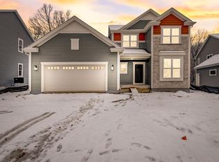 313 Paradise Ct, Hartland, WI 53029