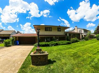 2828 Briarwood Dr E, Arlington Heights, IL 60005