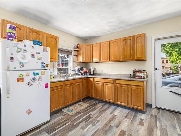 4th image of 14 Grove St