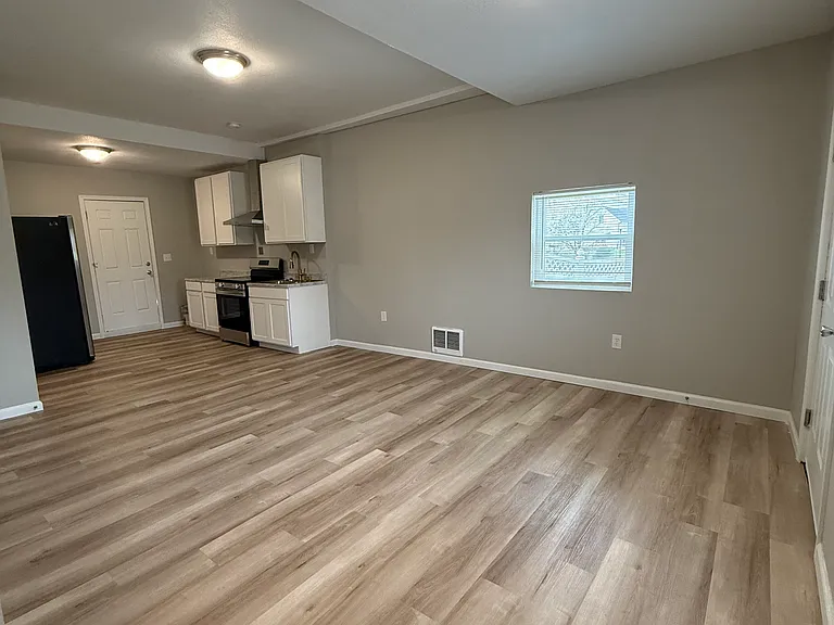 303-305 W Washington St #303 — Photo 8