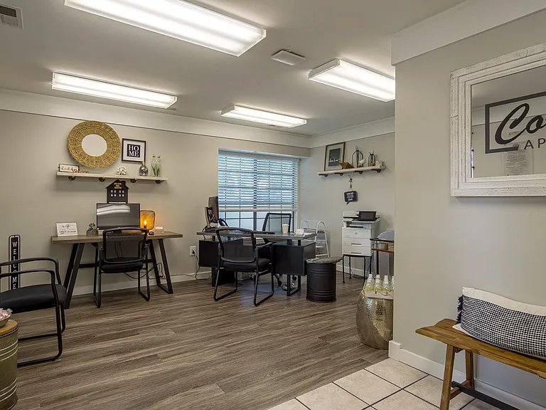 Cordoba Apartments — Photo 17