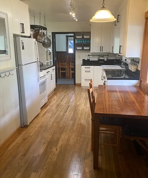 2208 Crestview Dr — Photo 4
