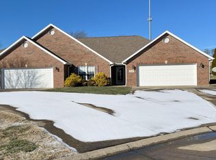 902 Crowne Pointe Cir, Jackson, MO 63755