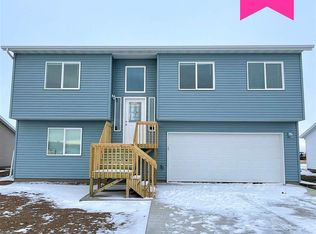 3208 NW Kodiak St, Minot, ND 58703