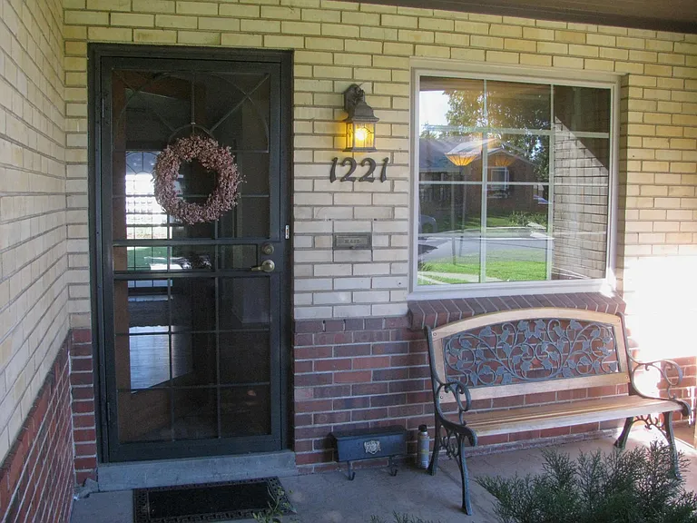 1221 Jasmine St — Photo 2