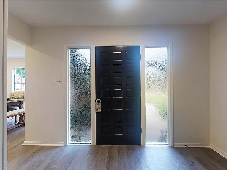 811 Devonport Ln — Photo 5