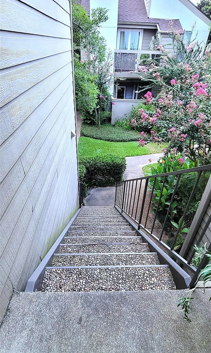 1 bed, 1.0 bath, 784 sqft, $980 — Photo 2
