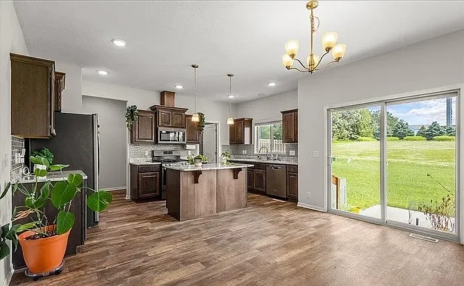 17825 Camden Ave — Photo 3