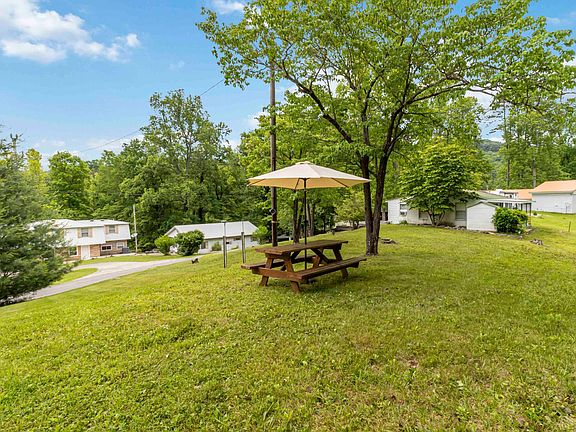 4th image of 302 Dogwood Dr