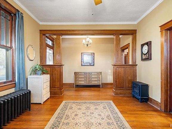 4th image of 213 E 1st Ave