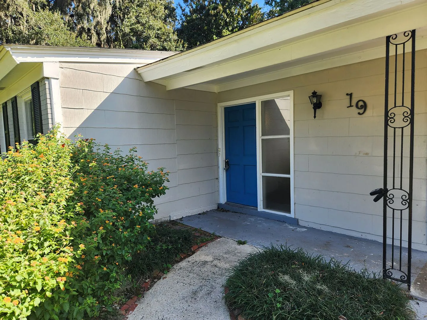 Charming 3 Bedroom 1 Bathroom home in Midtown! — Photo 2
