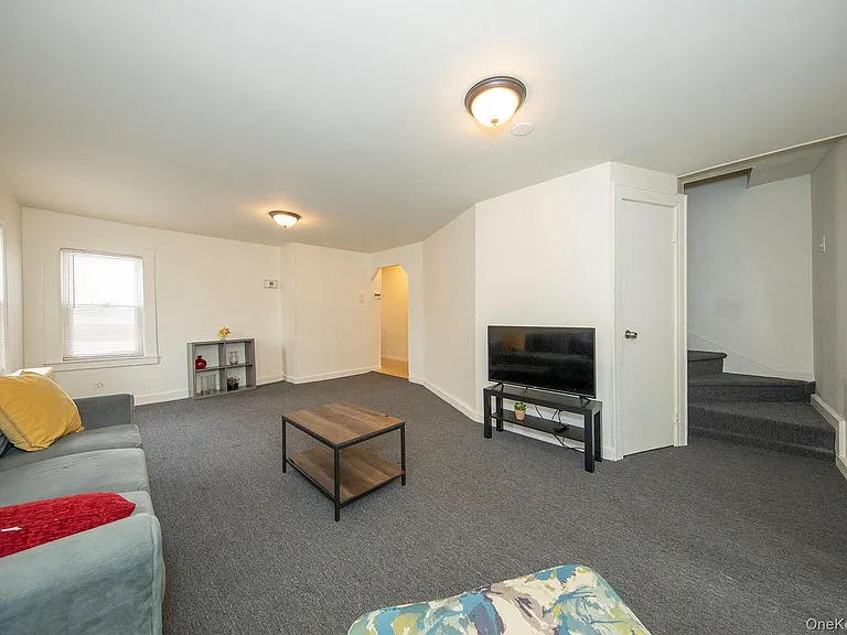 72-74 Pearsall Ave — Photo 5