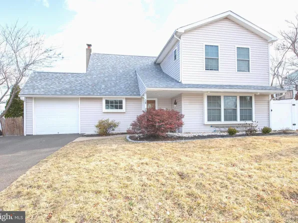 48 Hawk Rd, Levittown, PA 19056