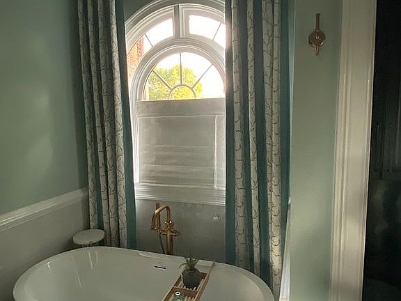 Tub in master bathroom 