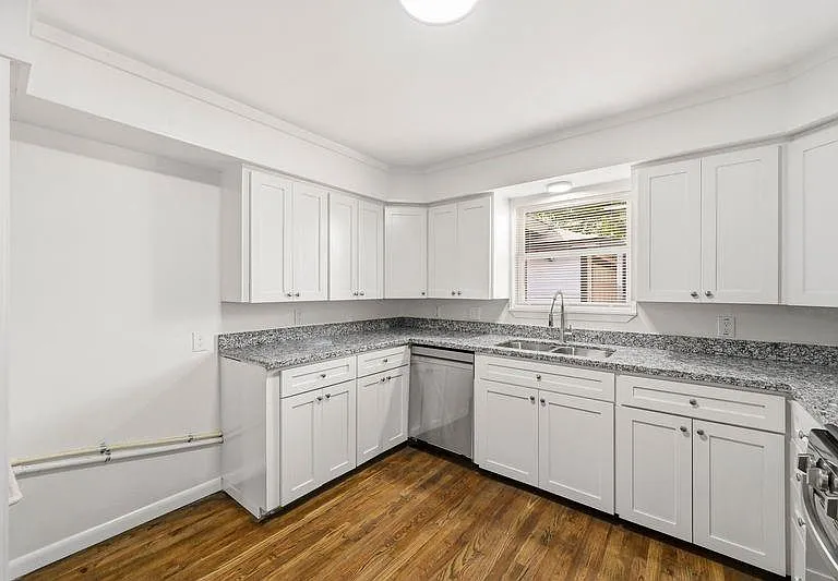 2409 Estate Dr — Photo 8