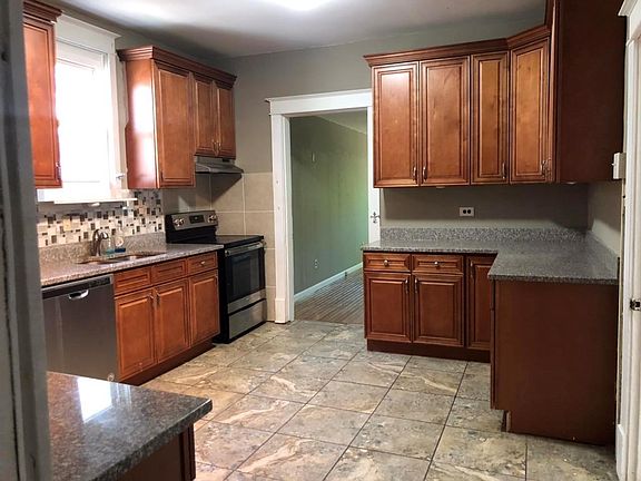 3rd image of 1018 E Linden Ave