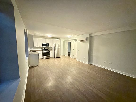 3rd image of 2040 W Diversey Pkwy #201