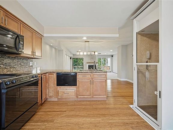 4th image of 4 Sandie Point Ln #B