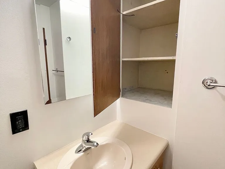 Escolier Apartments — Photo 61
