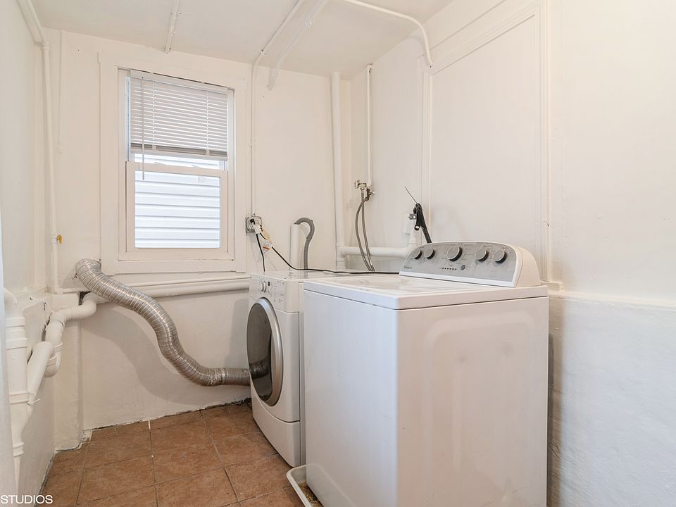 1st image of 3008 W Fletcher St #G