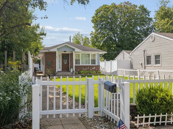 241 W Quincy St, Westmont, IL 60559