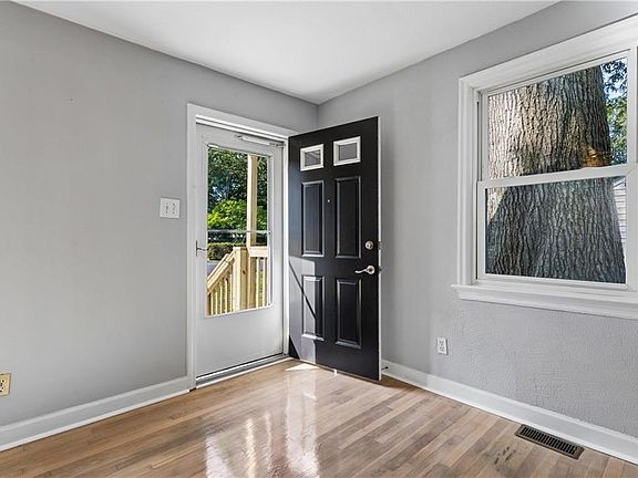5th image of 621 Sterling St