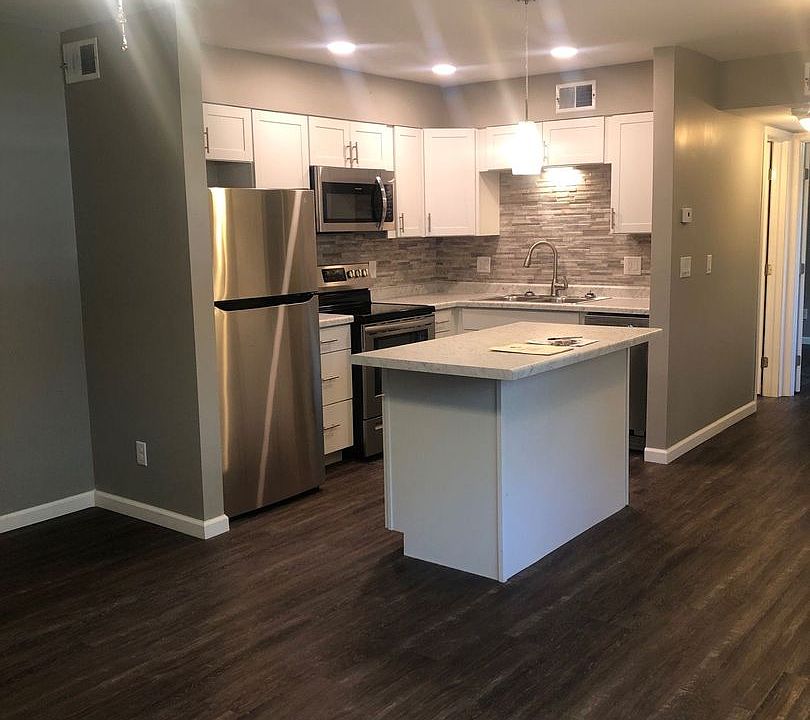 1st image of 904 Georgian Dr APT L