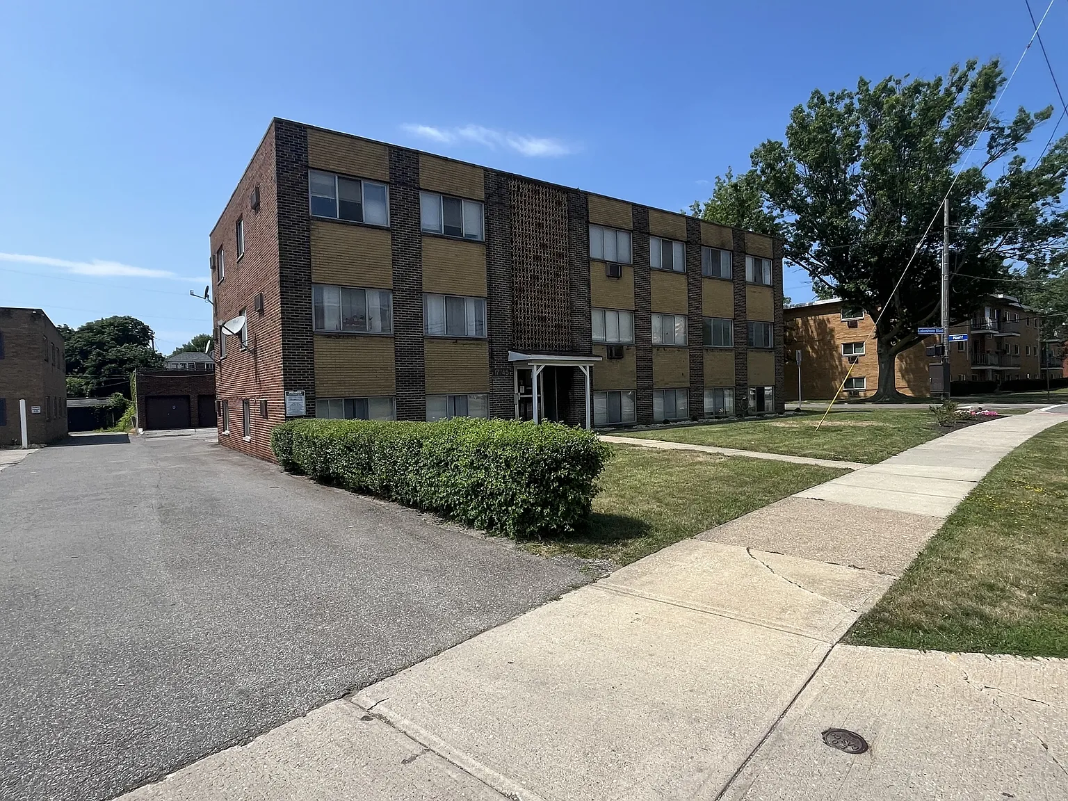 17745 Lakeshore Blvd — Photo 2