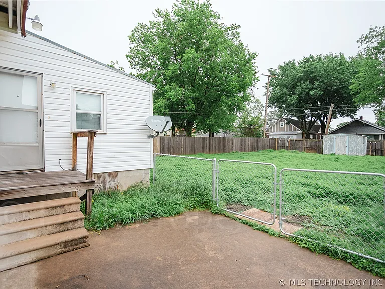 1119 S Florence Ave — Photo 42