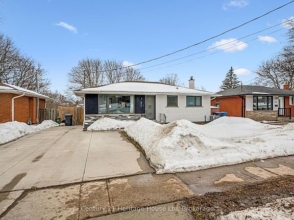 3rd image of 372 Victoria Rd N