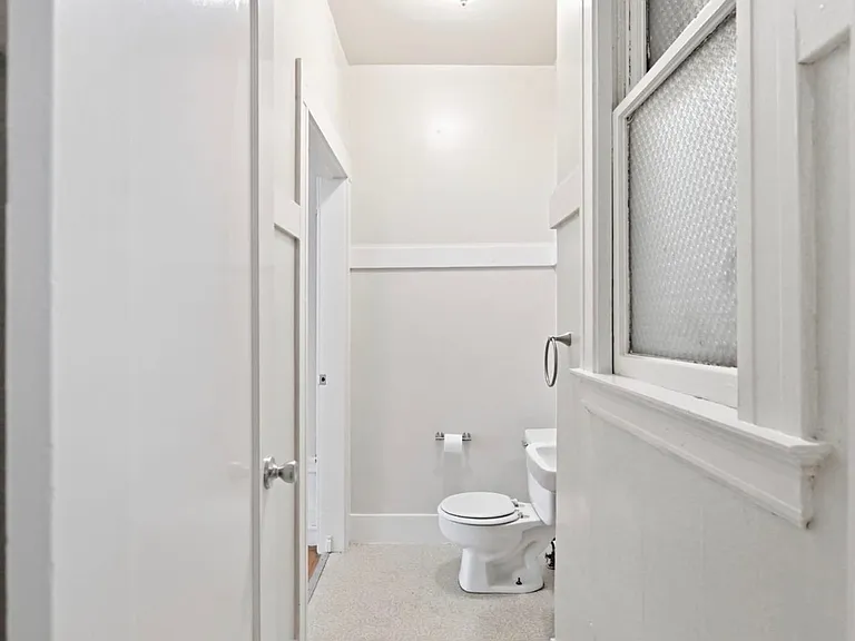 The Townsend Apartments, located at 1029 Oak Street, is a beautiful four-story, historic brick bu... — Photo 30