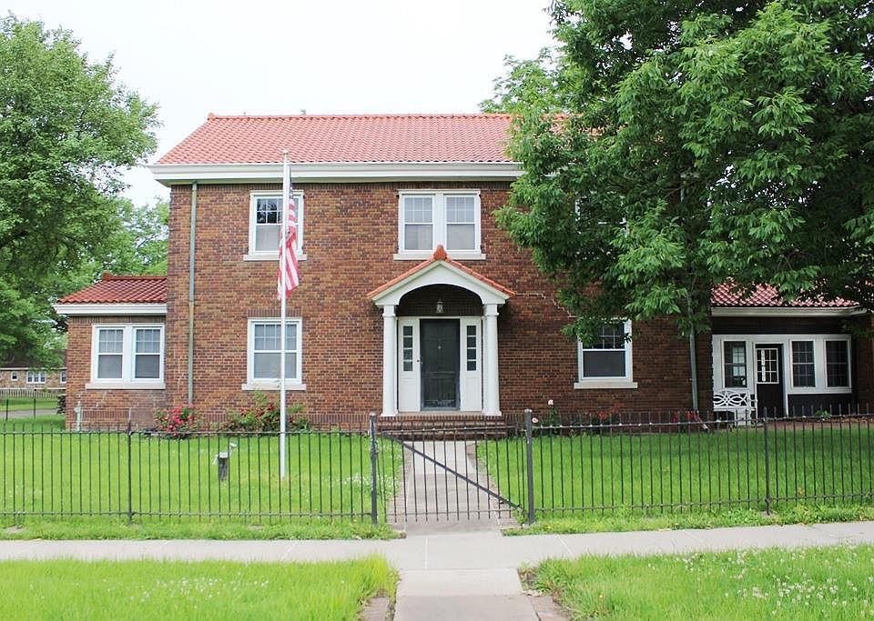 1st image of 210 S Kansas Ave