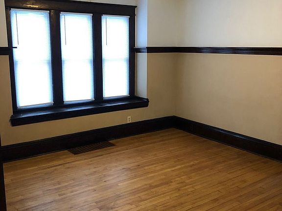 3rd image of 934 Palace Ave