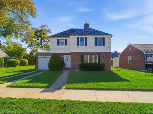 5 Franklin Court W, Garden City, NY 11530
