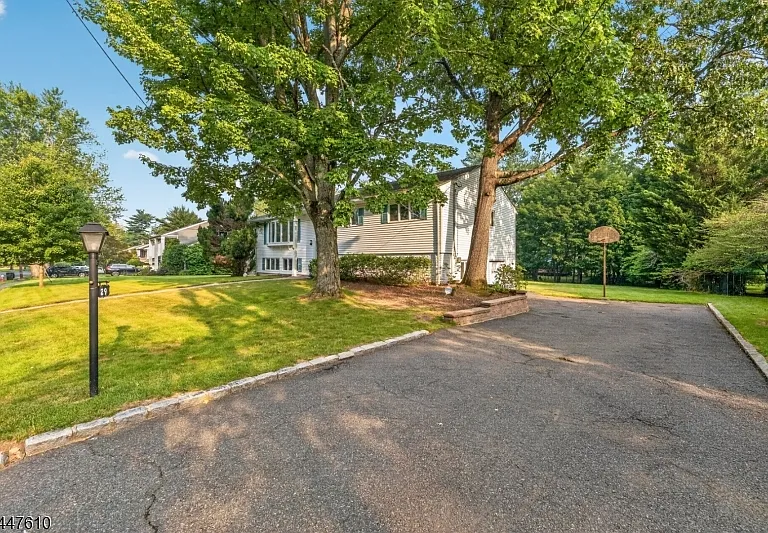 29 Tiffany Dr — Photo 3