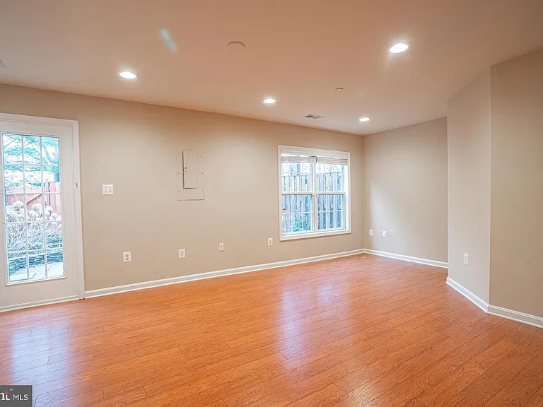 437 Clayton Ln — Photo 23